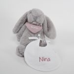 Conejito de peluche 32cm. Se puede personalizar añadiendo una camiseta con el nombre del bebé o una bandana de muselina con el nombre del bebé impreso, elaborado por Hi Baby! Para añadir a las tartas de tartas de pañales personalizadas o a las Canastillas bebé Personalizadas Todos nuestros peluches disponen de los ensayos de laboratorio y certificados según normativa Europea EN71 garantizando de esta manera la total seguridad para los más pequeños, estando nuestros peluches exentos de tintes tóxicos y partes peligrosas. Babero redondo de rizo personalizado mediante bordado Color blanco