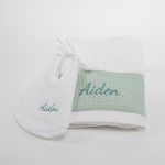 Toalla de rizo americano 100% algodón, 550 gr. metro cuadrado con gran cálidad de absorción y muy esponjosa caracterizandose por su suavidad natural. Al no utilizar suavizantes en su producción permite una alta absorción desde el primer uso. Para mantener su aspecto se recomienda no usar suavizantes en el lavado y secar en secadora. Combinada con Waffle algodón de color Verde Menta Personalizable Medidas : Toalla Grande 70 x 140cm. Toalla Mediana 50 x 100cm. Toalla Pequeña 33 x 50cm. Babero redondo de rizo personalizado mediante bordado Color blanco