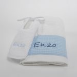 Toalla de rizo americano 100% algodón, 550 gr. metro cuadrado con gran cálidad de absorción y muy esponjosa caracterizandose por su suavidad natural. Al no utilizar suavizantes en su producción permite una alta absorción desde el primer uso. Para mantener su aspecto se recomienda no usar suavizantes en el lavado y secar en secadora. Combinada con Waffle algodón de color Verde Menta Personalizable Medidas : Toalla Grande 70 x 140cm. Toalla Mediana 50 x 100cm. Toalla Pequeña 33 x 50cm. Babero redondo de rizo personalizado mediante bordado Color blanco