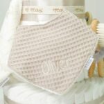 Bandana de piqué waffle y algodón, realizado a mano con cierre de velcro muy cómodo para su ajuste y seguro a la vez, el algodón waffle es una tela muy suave,manejable y cómoda, tremendamente esponjosa adquiere su nombre por los cuadraditos en relieve, que hacen la forma de un gofre o bien de un nido de abeja. Certificación OEKO-TEX STANDARD 100 apto para articulos que puedan estar en contacto directo con la piel para bebes y niñ@s de hasta tres años. Medidas.- 29cm x 15cm Personalizado con el nombre del bebé color Toffe