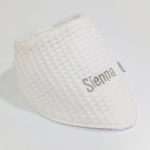 Bandana de piqué waffle y algodón, realizado a mano con cierre de velcro muy cómodo para su ajuste y seguro a la vez, el algodón waffle es una tela muy suave,manejable y cómoda, tremendamente esponjosa adquiere su nombre por los cuadraditos en relieve, que hacen la forma de un gofre o bien de un nido de abeja. Certificación OEKO-TEX STANDARD 100 apto para articulos que puedan estar en contacto directo con la piel para bebes y niñ@s de hasta tres años. Medidas.- 29cm x 15cm
