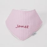 Bandana de piqué waffle y algodón, realizado a mano con cierre de velcro muy cómodo para su ajuste y seguro a la vez, el algodón waffle es una tela muy suave,manejable y cómoda, tremendamente esponjosa adquiere su nombre por los cuadraditos en relieve, que hacen la forma de un gofre o bien de un nido de abeja. Certificación OEKO-TEX STANDARD 100 apto para articulos que puedan estar en contacto directo con la piel para bebes y niñ@s de hasta tres años. Medidas.- 29cm x 15cm Personalizado con el nombre del bebé
