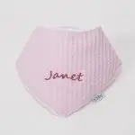 Bandana de piqué waffle y algodón, realizado a mano con cierre de velcro muy cómodo para su ajuste y seguro a la vez, el algodón waffle es una tela muy suave,manejable y cómoda, tremendamente esponjosa adquiere su nombre por los cuadraditos en relieve, que hacen la forma de un gofre o bien de un nido de abeja. Certificación OEKO-TEX STANDARD 100 apto para articulos que puedan estar en contacto directo con la piel para bebes y niñ@s de hasta tres años. Medidas.- 29cm x 15cm Personalizado con el nombre del bebé