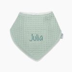 Bandana de piqué waffle y algodón, realizado a mano con cierre de velcro muy cómodo para su ajuste y seguro a la vez, el algodón waffle es una tela muy suave,manejable y cómoda, tremendamente esponjosa adquiere su nombre por los cuadraditos en relieve, que hacen la forma de un gofre o bien de un nido de abeja. Certificación OEKO-TEX STANDARD 100 apto para articulos que puedan estar en contacto directo con la piel para bebes y niñ@s de hasta tres años. Medidas.- 29cm x 15cm Personalizado con el nombre del bebé