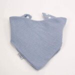 Bandana de algodón muselina, realizado a mano, el algodón muselina es una tela muy suave,manejable y cómoda, tremendamente esponjosa. Certificación OEKO-TEX STANDARD 100 apto para articulos que puedan estar en contacto directo con la piel para bebes y niñ@s de hasta tres años. Medidas.- 29cm x 15cm color azul