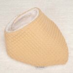 Bandana de piqué waffle y algodón, realizado a mano con cierre de velcro muy cómodo para su ajuste y seguro a la vez, el algodón waffle es una tela muy suave,manejable y cómoda, tremendamente esponjosa adquiere su nombre por los cuadraditos en relieve, que hacen la forma de un gofre o bien de un nido de abeja. Certificación OEKO-TEX STANDARD 100 apto para articulos que puedan estar en contacto directo con la piel para bebes y niñ@s de hasta tres años. Medidas.- 29cm x 15cm color mostaza