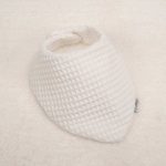 Bandana de piqué waffle y algodón, realizado a mano con cierre de velcro muy cómodo para su ajuste y seguro a la vez, el algodón waffle es una tela muy suave,manejable y cómoda, tremendamente esponjosa adquiere su nombre por los cuadraditos en relieve, que hacen la forma de un gofre o bien de un nido de abeja. Certificación OEKO-TEX STANDARD 100 apto para articulos que puedan estar en contacto directo con la piel para bebes y niñ@s de hasta tres años. Medidas.- 29cm x 15cm color blanco