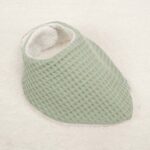 Bandana de piqué waffle y algodón, realizado a mano con cierre de velcro muy cómodo para su ajuste y seguro a la vez, el algodón waffle es una tela muy suave,manejable y cómoda, tremendamente esponjosa adquiere su nombre por los cuadraditos en relieve, que hacen la forma de un gofre o bien de un nido de abeja. Certificación OEKO-TEX STANDARD 100 apto para articulos que puedan estar en contacto directo con la piel para bebes y niñ@s de hasta tres años. Medidas.- 29cm x 15cm color verde matcha