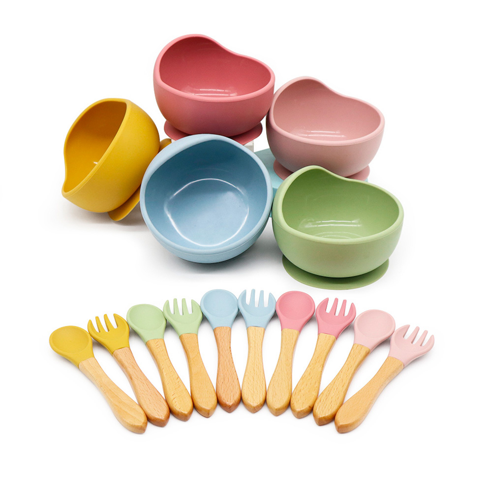 Bol de silicona con ventosa antideslizante y juego de cuchara y tenedor de silicona con mango de madera, personalizado con el nombre del bebé. Material.- Producido con silicona 100% de grado alimentario libre de BPA, libre de pvc, libre de ftalato, producto sostenible, de fácil lavado acepta lavavajillas , no tóxico. Medidas.- 8,5cm. x 12cm. x 5cm. Peso.- 144,2 grs. Franja de edad de 0 - 48 meses Exportado principalmente al mercado EE.UU, Japón y Corea del Sur. Certificaciones .- BPA free, CPC, ISO 09001, LFGB, EN14372 CUCHARA y TENEDOR personalizados Producido con silicona y mango de madera personalizado con el nombre del bebé. Silicona 100% de grado alimentario, libre de BPA, libre de ftalato, sin nitrosaminas, respetuoso con el medio ambiente. Producto duradero y seguro. Medidas.- 3,5cm x 14cm. peso.- 40grs.