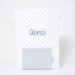 Saquito personalizado perfecto para la guardería, tanto para la merienda como para poner su ropita de recambio. – Fabricados en España – Tejido de piqué canutillo 100% algodón – Cierre con cintas – Bolsillo exterior – Apto para lavadora – Medidas aprox: 34x24cm – Máximo 10 caracteres