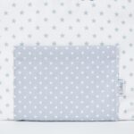 Saquito personalizado perfecto para la guardería, tanto para la merienda como para poner su ropita de recambio. – Fabricados en España – Tejido de piqué canutillo 100% algodón – Cierre con cintas – Bolsillo exterior – Apto para lavadora – Medidas aprox: 34x24cm – Máximo 10 caracteres