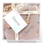 Caja regalo Bebé compuesta por : Bandana de piqué waffle y algodón, realizado a mano con cierre de velcro muy cómodo para su ajuste y seguro a la vez, el algodón waffle es una tela muy suave,manejable y cómoda, tremendamente esponjosa adquiere su nombre por los cuadraditos en relieve, que hacen la forma de un gofre o bien de un nido de abeja. Certificación OEKO-TEX STANDARD 100 apto para articulos que puedan estar en contacto directo con la piel para bebes y niñ@s de hasta tres años. Medidas.- 29cm x 15cm Personalizable Color Toffe Sujetachupete silicona de grado alimentario libre de BPA, PVC, Ftalatos, cadmio y plomo. Pinza de madera y cordón de nylon de alta resistencia,bajo normativa europea EN12586:2007 (A1:2011) Personalizable Color Toffe Mordedor de silicona de grado alimentario libre de BPA, PVC, Ftalatos, cadmio y plomo. Cordón de nylon de alta resistencia,bajo normativa europea EN12586:2007 (A1:2011) con figura de madera natural de haya. Color Toffe