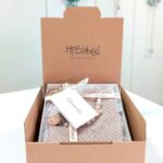 Caja regalo Bebé compuesta por : Bandana de piqué waffle y algodón, realizado a mano con cierre de velcro muy cómodo para su ajuste y seguro a la vez, el algodón waffle es una tela muy suave,manejable y cómoda, tremendamente esponjosa adquiere su nombre por los cuadraditos en relieve, que hacen la forma de un gofre o bien de un nido de abeja. Certificación OEKO-TEX STANDARD 100 apto para articulos que puedan estar en contacto directo con la piel para bebes y niñ@s de hasta tres años. Medidas.- 29cm x 15cm Personalizable Color Toffe Sujetachupete silicona de grado alimentario libre de BPA, PVC, Ftalatos, cadmio y plomo. Pinza de madera y cordón de nylon de alta resistencia,bajo normativa europea EN12586:2007 (A1:2011) Personalizable Color Toffe Mordedor de silicona de grado alimentario libre de BPA, PVC, Ftalatos, cadmio y plomo. Cordón de nylon de alta resistencia,bajo normativa europea EN12586:2007 (A1:2011) con figura de madera natural de haya. Color Toffe