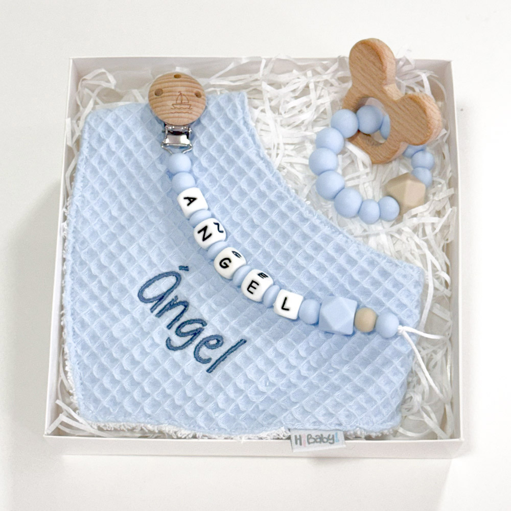 Caja regalo Bebé compuesta por : Bandana de piqué waffle y rizo algodón, realizado a mano con cierre de velcro muy cómodo para su ajuste y seguro a la vez, el algodón waffle es una tela muy suave,manejable y cómoda, tremendamente esponjosa adquiere su nombre por los cuadraditos en relieve, que hacen la forma de un gofre o bien de un nido de abeja. Certificación OEKO-TEX STANDARD 100 apto para articulos que puedan estar en contacto directo con la piel para bebes y niñ@s de hasta tres años. Medidas.- 29cm x 15cm Personalizada con el nombre del bebé Color Azul celeste Sujetachupete silicona de grado alimentario libre de BPA, PVC, Ftalatos, cadmio y plomo. Pinza de madera y cordón de nylon de alta resistencia,bajo normativa europea EN12586:2007 (A1:2011) Personalizado con el nombre del bebé Color Azul celeste Mordedor de silicona de grado alimentario libre de BPA, PVC, Ftalatos, cadmio y plomo. Cordón de nylon de alta resistencia,bajo normativa europea EN12586:2007 (A1:2011) con figura de madera natural de haya. Color Azul celeste