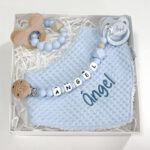 Caja regalo Bebé compuesta por : Bandana de piqué waffle y rizo algodón, realizado a mano con cierre de velcro muy cómodo para su ajuste y seguro a la vez, el algodón waffle es una tela muy suave,manejable y cómoda, tremendamente esponjosa adquiere su nombre por los cuadraditos en relieve, que hacen la forma de un gofre o bien de un nido de abeja. Certificación OEKO-TEX STANDARD 100 apto para articulos que puedan estar en contacto directo con la piel para bebes y niñ@s de hasta tres años. Medidas.- 29cm x 15cm Personalizada con el nombre del bebé Color Azul celeste Sujetachupete silicona de grado alimentario libre de BPA, PVC, Ftalatos, cadmio y plomo. Pinza de madera y cordón de nylon de alta resistencia,bajo normativa europea EN12586:2007 (A1:2011) Personalizado con el nombre del bebé Color Azul celeste Mordedor de silicona de grado alimentario libre de BPA, PVC, Ftalatos, cadmio y plomo. Cordón de nylon de alta resistencia,bajo normativa europea EN12586:2007 (A1:2011) con figura de madera natural de haya. Color Azul celeste