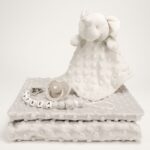 Caja regalo Mi Doudou compuesta por : Sujetachupete silicona personalizado de grado alimentario libre de BPA, PVC, Ftalatos, cadmio y plomo. Pinza de madera y cordón de nylon de alta resistencia,bajo normativa europea EN12586:2007 (A1:2011 Doudou osito confeccionado en polyester utilizando únicamente materiales de máxima calidad certificado según normativa Europea garantizando la total seguridad para los pequeños. Personalizado Manta bebé Topitos confeccionado con tejido poliéster extrasuave. Medida aproximada 80 x 110cm peso aproximado 380 gr/m2 Personalizada Los chupetes Retro Nordic están equipados con tetina patentada NGermany, sinónimo de alta calidad y de una experiencia de más de 30 años. Todas las tetinas disponen de una válvula que les permite recuperar inmediatamente su forma original. La arandela del chupete Retro Nordic cuenta con un sistema de ventilación que permite que el aire circule entre el chupete y la cara del bebé, evitando marcas y rozaduras. Características 100% BPA FREE Con capucha de protección. Producto Europeo, cumple con la normativa EN1400. Las tetinas de silicona hay que revisarlas a menudo cuando los niños tienen dientes.