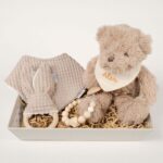 Caja regalo bebé Nounours compuesta por : Osito peluche Teddy con bandana personalizada con el nombre del bebé. Peluche fabricado por Artesavi hecho a mano y confeccionado utilizando materiales de la más alta calidad, sus superficies son lavables. Este producto dispone de los ensayos de laboratorio y certificados según normativa Europea EN71-1 / EN71-2 / EN71-3 , estando exentos de tintes tóxicos y partes peligrosas garantizando así la total seguridad para los más pequeños. Medida.- 28cm Bandana de piqué waffle y algodón, realizado a mano con cierre de velcro muy cómodo para su ajuste y seguro a la vez, el algodón waffle es una tela muy suave,manejable y cómoda, tremendamente esponjosa adquiere su nombre por los cuadraditos en relieve, que hacen la forma de un gofre o bien de un nido de abeja. Certificación OEKO-TEX STANDARD 100 apto para articulos que puedan estar en contacto directo con la piel para bebes y niñ@s de hasta tres años. Medidas.- 29cm x 15cm Personalizable Color Toffe Mordedor de piqué waffle algodón y madera natural de haya, confección artesanal,el algodón waffle es una tela muy suave,manejable y cómoda, tremendamente esponjosa adquiere su nombre por los cuadraditos en relieve, que hacen la forma de un gofre o bien de un nido de abeja. Certificación OEKO-TEX STANDARD 100 apto para articulos que puedan estar en contacto directo con la piel para bebes y niñ@s de hasta tres años. color Toffe Sujetachupete silicona de grado alimentario libre de BPA, PVC, Ftalatos, cadmio y plomo. Pinza de madera y cordón de nylon de alta resistencia,bajo normativa europea EN12586:2007 (A1:2011) Color Beige Bandeja de cartón gris, la base que te proponemos es uno de esos productos con los que no fallarás a la hora de decorar los lugares predilectos de los niños. Se trata de una bandeja de cartón duro en tono gris claro, muy resistente y práctica. Por dentro, es de color blanco con lunares también grises. Esta bandeja tiene un aspecto muy tier