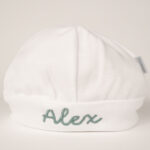 Caja regalo Orejitas compuesta por : Pelele manga larga aterciopelado, éste pijama además de estar diseñado especialmente para el descanso del bebé, mantiene la temperatura corporal del bebé al tiempo que se adapta perfectamente a su cuerpo lo que garantiza su comodidad durante el descanso. Composición : terciopelo 80% algodón y 20% polyester Peluche conejito Orejitas, precioso y suave conejito sonajero, perfecto para un regalo a un recien nacido. Medida 23cm Gorrito bebé de algodón, personalizado mediante bordado.