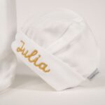 Gorro bebé de algodón, personalizado mediante bordado.