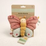 Mariposa Little Dutch Lily este cautivador peluche está listo para convertirse en tu nuevo mejor amigo. Una vez ella fue una pequeña oruga, pero ahora se ha convertido en una hermosa mariposa. Sus alas de colores se pueden batir para dejar que revolotee alrededor de las flores. Y después de un largo día lleno de aventuras al aire libre, le encanta un buen abrazo y para el momento de irse a dormir Lily está hecha de materiales suaves para tener una sensación cálida. Medidas : 20 x 16 x 3,8cm