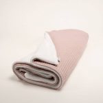 Manta de piqué waffle algodón Manta ligera de piqué waffle y forro de coralina, ligera, calentita, fácil de plegar y limpiar. La coralina está fabricada con un innovador y renovado tejido polar, un moderno textil que le ofrece mejores propiedades térmicas. Se caracteriza por su tacto sedoso, textura muy suave, aspecto brillante, y mantener mejor el calor del bebé. Su tacto suave y agradable ofrece al bebé la opción de estar siempre junto a un peluche. Medidas aprox. : 70x100 cm Color: Rosa oscuro