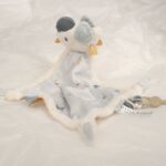 Doudou Sailors bay de Little Dutch : Tu pequeño llevará este reconfortante Doudou del parque a la cuna, impreso con motivo Sailors Bay, presenta una variedad de características divertidas para que los bebés exploren. Dispone de varias etiquetas faciles de agarrar que estimularán los sentidos y un lazo de algodón para sujetar fácilmente un chupete o un mordedor. La gaviota supersuave le da un aspecto divertido. La manta para abrazar calma y ayuda al pequeño a conciliar el sueño. Dimensiones : 35 x 33 x 4cm Material : Polyester