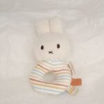 El sonajero en forma de anillo está decorado en Sunny vintage de Little Dutch y está diseñado para que las manos pequeñas lo agarren fácilmente. Hay etiquetas pequeñas para explorar y un simpático miffy en la parte superior para jugar.
