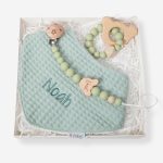 Caja regalo Bebé compuesta por : Bandana de piqué waffle y rizo algodón, realizado a mano con cierre de velcro muy cómodo para su ajuste y seguro a la vez, el algodón waffle es una tela muy suave,manejable y cómoda, tremendamente esponjosa adquiere su nombre por los cuadraditos en relieve, que hacen la forma de un gofre o bien de un nido de abeja. Certificación OEKO-TEX STANDARD 100 apto para articulos que puedan estar en contacto directo con la piel para bebes y niñ@s de hasta tres años. Medidas.- 29cm x 15cm Personalizada con el nombre del bebé Color Azul celeste Sujetachupete silicona de grado alimentario libre de BPA, PVC, Ftalatos, cadmio y plomo. Pinza de madera y cordón de nylon de alta resistencia,bajo normativa europea EN12586:2007 (A1:2011) Personalizado con el nombre del bebé Color Azul celeste Mordedor de silicona de grado alimentario libre de BPA, PVC, Ftalatos, cadmio y plomo. Cordón de nylon de alta resistencia,bajo normativa europea EN12586:2007 (A1:2011) con figura de madera natural de haya. Color Verde Matcha
