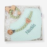 Caja regalo Bebé compuesta por : Bandana de piqué waffle y rizo algodón, realizado a mano con cierre de velcro muy cómodo para su ajuste y seguro a la vez, el algodón waffle es una tela muy suave,manejable y cómoda, tremendamente esponjosa adquiere su nombre por los cuadraditos en relieve, que hacen la forma de un gofre o bien de un nido de abeja. Certificación OEKO-TEX STANDARD 100 apto para articulos que puedan estar en contacto directo con la piel para bebes y niñ@s de hasta tres años. Medidas.- 29cm x 15cm Personalizada con el nombre del bebé Color Azul celeste Sujetachupete silicona de grado alimentario libre de BPA, PVC, Ftalatos, cadmio y plomo. Pinza de madera y cordón de nylon de alta resistencia,bajo normativa europea EN12586:2007 (A1:2011) Personalizado con el nombre del bebé Color Azul celeste Mordedor de silicona de grado alimentario libre de BPA, PVC, Ftalatos, cadmio y plomo. Cordón de nylon de alta resistencia,bajo normativa europea EN12586:2007 (A1:2011) con figura de madera natural de haya. Color Verde menta