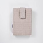 El cambiador bebé portatil de Hi Baby!, garantiza el confort del bebé y permite que su cambio en cualquier lugar sea rápido y práctico. Es fácilmente plegable mediante velcro y supone un artículo indispensable en cualquier desplazamiento o salida de casa. Muy cómodo y útil de llevar tanto en el bolso maternal como en la bolsa del cochecito del bebé, ya que en cualquier momento y lugar se puede requerir su utilización. El interior acolchado proporciona un confort extra al bebé, evitando posibles golpes o movimientos bruscos que se podrían producir al dejar al bebé sobre cualquier superficie dura y rígida. El interior está confeccionado con un tejido denominado muletón, el cual esta acolchado e impermeabilizado. Muy fácil de limpiar pasando una toallita húmeda por las zonas del tejido interior que se hayan podido manchar. Fabricado en 100% algodón waffle. Tejido impermeable muletón. Cierre con velcro. Tamaño: 60 x 40 x 1,5cm. Peso: 125grs Tamaño plegado: 20 x 13cm. Cambiador bebé portátil impermeable realizado a mano con certificación OEKO-TEX®. Recomendamos lavado en programa de agua fría y secado al aire. Excelente relación calidad-precio, este cambiador no puede faltar en cada salida.