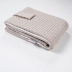 El cambiador bebé portatil de Hi Baby!, garantiza el confort del bebé y permite que su cambio en cualquier lugar sea rápido y práctico. Es fácilmente plegable mediante velcro y supone un artículo indispensable en cualquier desplazamiento o salida de casa. Muy cómodo y útil de llevar tanto en el bolso maternal como en la bolsa del cochecito del bebé, ya que en cualquier momento y lugar se puede requerir su utilización. El interior acolchado proporciona un confort extra al bebé, evitando posibles golpes o movimientos bruscos que se podrían producir al dejar al bebé sobre cualquier superficie dura y rígida. El interior está confeccionado con un tejido denominado muletón, el cual esta acolchado e impermeabilizado. Muy fácil de limpiar pasando una toallita húmeda por las zonas del tejido interior que se hayan podido manchar. Fabricado en 100% algodón waffle. Tejido impermeable muletón. Cierre con velcro. Tamaño: 60 x 40 x 1,5cm. Peso: 125grs Tamaño plegado: 20 x 13cm. Cambiador bebé portátil impermeable realizado a mano con certificación OEKO-TEX®. Recomendamos lavado en programa de agua fría y secado al aire. Excelente relación calidad-precio, este cambiador no puede faltar en cada salida.