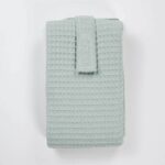 El cambiador bebé portatil de Hi Baby!, garantiza el confort del bebé y permite que su cambio en cualquier lugar sea rápido y práctico. Es fácilmente plegable mediante velcro y supone un artículo indispensable en cualquier desplazamiento o salida de casa. Muy cómodo y útil de llevar tanto en el bolso maternal como en la bolsa del cochecito del bebé, ya que en cualquier momento y lugar se puede requerir su utilización. El interior acolchado proporciona un confort extra al bebé, evitando posibles golpes o movimientos bruscos que se podrían producir al dejar al bebé sobre cualquier superficie dura y rígida. El interior está confeccionado con un tejido denominado muletón, el cual esta acolchado e impermeabilizado. Muy fácil de limpiar pasando una toallita húmeda por las zonas del tejido interior que se hayan podido manchar. Fabricado en 100% algodón waffle. Tejido impermeable muletón. Cierre con velcro. Tamaño: 60 x 40 x 1,5cm. Peso: 125grs Tamaño plegado: 20 x 13cm. Cambiador bebé portátil impermeable realizado a mano con certificación OEKO-TEX®. Recomendamos lavado en programa de agua fría y secado al aire. Excelente relación calidad-precio, este cambiador no puede faltar en cada salida.