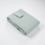 El cambiador bebé portatil de Hi Baby!, garantiza el confort del bebé y permite que su cambio en cualquier lugar sea rápido y práctico. Es fácilmente plegable mediante velcro y supone un artículo indispensable en cualquier desplazamiento o salida de casa. Muy cómodo y útil de llevar tanto en el bolso maternal como en la bolsa del cochecito del bebé, ya que en cualquier momento y lugar se puede requerir su utilización. El interior acolchado proporciona un confort extra al bebé, evitando posibles golpes o movimientos bruscos que se podrían producir al dejar al bebé sobre cualquier superficie dura y rígida. El interior está confeccionado con un tejido denominado muletón, el cual esta acolchado e impermeabilizado. Muy fácil de limpiar pasando una toallita húmeda por las zonas del tejido interior que se hayan podido manchar. Fabricado en 100% algodón waffle. Tejido impermeable muletón. Cierre con velcro. Tamaño: 60 x 40 x 1,5cm. Peso: 125grs Tamaño plegado: 20 x 13cm. Cambiador bebé portátil impermeable realizado a mano con certificación OEKO-TEX®. Recomendamos lavado en programa de agua fría y secado al aire. Excelente relación calidad-precio, este cambiador no puede faltar en cada salida.