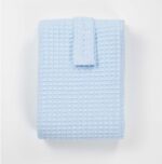 El cambiador bebé portatil de Hi Baby!, garantiza el confort del bebé y permite que su cambio en cualquier lugar sea rápido y práctico. Es fácilmente plegable mediante velcro y supone un artículo indispensable en cualquier desplazamiento o salida de casa. Muy cómodo y útil de llevar tanto en el bolso maternal como en la bolsa del cochecito del bebé, ya que en cualquier momento y lugar se puede requerir su utilización. El interior acolchado proporciona un confort extra al bebé, evitando posibles golpes o movimientos bruscos que se podrían producir al dejar al bebé sobre cualquier superficie dura y rígida. El interior está confeccionado con un tejido denominado muletón, el cual esta acolchado e impermeabilizado. Muy fácil de limpiar pasando una toallita húmeda por las zonas del tejido interior que se hayan podido manchar. Fabricado en 100% algodón waffle. Tejido impermeable muletón. Cierre con velcro. Tamaño: 60 x 40 x 1,5cm. Peso: 125grs Tamaño plegado: 20 x 13cm. Cambiador bebé portátil impermeable realizado a mano con certificación OEKO-TEX®. Recomendamos lavado en programa de agua fría y secado al aire. Excelente relación calidad-precio, este cambiador no puede faltar en cada salida.