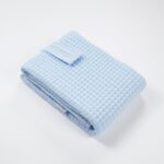 El cambiador bebé portatil de Hi Baby!, garantiza el confort del bebé y permite que su cambio en cualquier lugar sea rápido y práctico. Es fácilmente plegable mediante velcro y supone un artículo indispensable en cualquier desplazamiento o salida de casa. Muy cómodo y útil de llevar tanto en el bolso maternal como en la bolsa del cochecito del bebé, ya que en cualquier momento y lugar se puede requerir su utilización. El interior acolchado proporciona un confort extra al bebé, evitando posibles golpes o movimientos bruscos que se podrían producir al dejar al bebé sobre cualquier superficie dura y rígida. El interior está confeccionado con un tejido denominado muletón, el cual esta acolchado e impermeabilizado. Muy fácil de limpiar pasando una toallita húmeda por las zonas del tejido interior que se hayan podido manchar. Fabricado en 100% algodón waffle. Tejido impermeable muletón. Cierre con velcro. Tamaño: 60 x 40 x 1,5cm. Peso: 125grs Tamaño plegado: 20 x 13cm. Cambiador bebé portátil impermeable realizado a mano con certificación OEKO-TEX®. Recomendamos lavado en programa de agua fría y secado al aire. Excelente relación calidad-precio, este cambiador no puede faltar en cada salida.