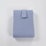 El cambiador bebé portatil de Hi Baby!, garantiza el confort del bebé y permite que su cambio en cualquier lugar sea rápido y práctico. Es fácilmente plegable mediante velcro y supone un artículo indispensable en cualquier desplazamiento o salida de casa. Muy cómodo y útil de llevar tanto en el bolso maternal como en la bolsa del cochecito del bebé, ya que en cualquier momento y lugar se puede requerir su utilización. El interior acolchado proporciona un confort extra al bebé, evitando posibles golpes o movimientos bruscos que se podrían producir al dejar al bebé sobre cualquier superficie dura y rígida. El interior está confeccionado con un tejido denominado muletón, el cual esta acolchado e impermeabilizado. Muy fácil de limpiar pasando una toallita húmeda por las zonas del tejido interior que se hayan podido manchar. Fabricado en 100% algodón waffle. Tejido impermeable muletón. Cierre con velcro. Tamaño: 60 x 40 x 1,5cm. Peso: 125grs Tamaño plegado: 20 x 13cm. Cambiador bebé portátil impermeable realizado a mano con certificación OEKO-TEX®. Recomendamos lavado en programa de agua fría y secado al aire. Excelente relación calidad-precio, este cambiador no puede faltar en cada salida.