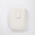 El cambiador bebé portatil de Hi Baby!, garantiza el confort del bebé y permite que su cambio en cualquier lugar sea rápido y práctico. Es fácilmente plegable mediante velcro y supone un artículo indispensable en cualquier desplazamiento o salida de casa. Muy cómodo y útil de llevar tanto en el bolso maternal como en la bolsa del cochecito del bebé, ya que en cualquier momento y lugar se puede requerir su utilización. El interior acolchado proporciona un confort extra al bebé, evitando posibles golpes o movimientos bruscos que se podrían producir al dejar al bebé sobre cualquier superficie dura y rígida. El interior está confeccionado con un tejido denominado muletón, el cual esta acolchado e impermeabilizado. Muy fácil de limpiar pasando una toallita húmeda por las zonas del tejido interior que se hayan podido manchar. Fabricado en 100% algodón waffle. Tejido impermeable muletón. Cierre con velcro. Tamaño: 60 x 40 x 1,5cm. Peso: 125grs Tamaño plegado: 20 x 13cm. Cambiador bebé portátil impermeable realizado a mano con certificación OEKO-TEX®. Recomendamos lavado en programa de agua fría y secado al aire. Excelente relación calidad-precio, este cambiador no puede faltar en cada salida.