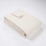 El cambiador bebé portatil de Hi Baby!, garantiza el confort del bebé y permite que su cambio en cualquier lugar sea rápido y práctico. Es fácilmente plegable mediante velcro y supone un artículo indispensable en cualquier desplazamiento o salida de casa. Muy cómodo y útil de llevar tanto en el bolso maternal como en la bolsa del cochecito del bebé, ya que en cualquier momento y lugar se puede requerir su utilización. El interior acolchado proporciona un confort extra al bebé, evitando posibles golpes o movimientos bruscos que se podrían producir al dejar al bebé sobre cualquier superficie dura y rígida. El interior está confeccionado con un tejido denominado muletón, el cual esta acolchado e impermeabilizado. Muy fácil de limpiar pasando una toallita húmeda por las zonas del tejido interior que se hayan podido manchar. Fabricado en 100% algodón waffle. Tejido impermeable muletón. Cierre con velcro. Tamaño: 60 x 40 x 1,5cm. Peso: 125grs Tamaño plegado: 20 x 13cm. Cambiador bebé portátil impermeable realizado a mano con certificación OEKO-TEX®. Recomendamos lavado en programa de agua fría y secado al aire. Excelente relación calidad-precio, este cambiador no puede faltar en cada salida.