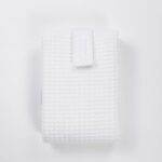 El cambiador bebé portatil de Hi Baby!, garantiza el confort del bebé y permite que su cambio en cualquier lugar sea rápido y práctico. Es fácilmente plegable mediante velcro y supone un artículo indispensable en cualquier desplazamiento o salida de casa. Muy cómodo y útil de llevar tanto en el bolso maternal como en la bolsa del cochecito del bebé, ya que en cualquier momento y lugar se puede requerir su utilización. El interior acolchado proporciona un confort extra al bebé, evitando posibles golpes o movimientos bruscos que se podrían producir al dejar al bebé sobre cualquier superficie dura y rígida. El interior está confeccionado con un tejido denominado muletón, el cual esta acolchado e impermeabilizado. Muy fácil de limpiar pasando una toallita húmeda por las zonas del tejido interior que se hayan podido manchar. Fabricado en 100% algodón waffle. Tejido impermeable muletón. Cierre con velcro. Tamaño: 60 x 40 x 1,5cm. Peso: 125grs Tamaño plegado: 20 x 13cm. Cambiador bebé portátil impermeable realizado a mano con certificación OEKO-TEX®. Recomendamos lavado en programa de agua fría y secado al aire. Excelente relación calidad-precio, este cambiador no puede faltar en cada salida.