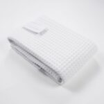 El cambiador bebé portatil de Hi Baby!, garantiza el confort del bebé y permite que su cambio en cualquier lugar sea rápido y práctico. Es fácilmente plegable mediante velcro y supone un artículo indispensable en cualquier desplazamiento o salida de casa. Muy cómodo y útil de llevar tanto en el bolso maternal como en la bolsa del cochecito del bebé, ya que en cualquier momento y lugar se puede requerir su utilización. El interior acolchado proporciona un confort extra al bebé, evitando posibles golpes o movimientos bruscos que se podrían producir al dejar al bebé sobre cualquier superficie dura y rígida. El interior está confeccionado con un tejido denominado muletón, el cual esta acolchado e impermeabilizado. Muy fácil de limpiar pasando una toallita húmeda por las zonas del tejido interior que se hayan podido manchar. Fabricado en 100% algodón waffle. Tejido impermeable muletón. Cierre con velcro. Tamaño: 60 x 40 x 1,5cm. Peso: 125grs Tamaño plegado: 20 x 13cm. Cambiador bebé portátil impermeable realizado a mano con certificación OEKO-TEX®. Recomendamos lavado en programa de agua fría y secado al aire. Excelente relación calidad-precio, este cambiador no puede faltar en cada salida.