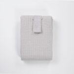 El cambiador bebé portatil de Hi Baby!, garantiza el confort del bebé y permite que su cambio en cualquier lugar sea rápido y práctico. Es fácilmente plegable mediante velcro y supone un artículo indispensable en cualquier desplazamiento o salida de casa. Muy cómodo y útil de llevar tanto en el bolso maternal como en la bolsa del cochecito del bebé, ya que en cualquier momento y lugar se puede requerir su utilización. El interior acolchado proporciona un confort extra al bebé, evitando posibles golpes o movimientos bruscos que se podrían producir al dejar al bebé sobre cualquier superficie dura y rígida. El interior está confeccionado con un tejido denominado muletón, el cual esta acolchado e impermeabilizado. Muy fácil de limpiar pasando una toallita húmeda por las zonas del tejido interior que se hayan podido manchar. Fabricado en 100% algodón waffle. Tejido impermeable muletón. Cierre con velcro. Tamaño: 60 x 40 x 1,5cm. Peso: 125grs Tamaño plegado: 20 x 13cm. Cambiador bebé portátil impermeable realizado a mano con certificación OEKO-TEX®. Recomendamos lavado en programa de agua fría y secado al aire. Excelente relación calidad-precio, este cambiador no puede faltar en cada salida.