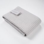 El cambiador bebé portatil de Hi Baby!, garantiza el confort del bebé y permite que su cambio en cualquier lugar sea rápido y práctico. Es fácilmente plegable mediante velcro y supone un artículo indispensable en cualquier desplazamiento o salida de casa. Muy cómodo y útil de llevar tanto en el bolso maternal como en la bolsa del cochecito del bebé, ya que en cualquier momento y lugar se puede requerir su utilización. El interior acolchado proporciona un confort extra al bebé, evitando posibles golpes o movimientos bruscos que se podrían producir al dejar al bebé sobre cualquier superficie dura y rígida. El interior está confeccionado con un tejido denominado muletón, el cual esta acolchado e impermeabilizado. Muy fácil de limpiar pasando una toallita húmeda por las zonas del tejido interior que se hayan podido manchar. Fabricado en 100% algodón waffle. Tejido impermeable muletón. Cierre con velcro. Tamaño: 60 x 40 x 1,5cm. Peso: 125grs Tamaño plegado: 20 x 13cm. Cambiador bebé portátil impermeable realizado a mano con certificación OEKO-TEX®. Recomendamos lavado en programa de agua fría y secado al aire. Excelente relación calidad-precio, este cambiador no puede faltar en cada salida.