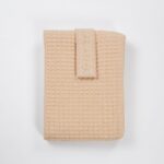 El cambiador bebé portatil de Hi Baby!, garantiza el confort del bebé y permite que su cambio en cualquier lugar sea rápido y práctico. Es fácilmente plegable mediante velcro y supone un artículo indispensable en cualquier desplazamiento o salida de casa. Muy cómodo y útil de llevar tanto en el bolso maternal como en la bolsa del cochecito del bebé, ya que en cualquier momento y lugar se puede requerir su utilización. El interior acolchado proporciona un confort extra al bebé, evitando posibles golpes o movimientos bruscos que se podrían producir al dejar al bebé sobre cualquier superficie dura y rígida. El interior está confeccionado con un tejido denominado muletón, el cual esta acolchado e impermeabilizado. Muy fácil de limpiar pasando una toallita húmeda por las zonas del tejido interior que se hayan podido manchar. Fabricado en 100% algodón waffle. Tejido impermeable muletón. Cierre con velcro. Tamaño: 60 x 40 x 1,5cm. Peso: 125grs Tamaño plegado: 20 x 13cm. Cambiador bebé portátil impermeable realizado a mano con certificación OEKO-TEX®. Recomendamos lavado en programa de agua fría y secado al aire. Excelente relación calidad-precio, este cambiador no puede faltar en cada salida.