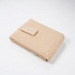 El cambiador bebé portatil de Hi Baby!, garantiza el confort del bebé y permite que su cambio en cualquier lugar sea rápido y práctico. Es fácilmente plegable mediante velcro y supone un artículo indispensable en cualquier desplazamiento o salida de casa. Muy cómodo y útil de llevar tanto en el bolso maternal como en la bolsa del cochecito del bebé, ya que en cualquier momento y lugar se puede requerir su utilización. El interior acolchado proporciona un confort extra al bebé, evitando posibles golpes o movimientos bruscos que se podrían producir al dejar al bebé sobre cualquier superficie dura y rígida. El interior está confeccionado con un tejido denominado muletón, el cual esta acolchado e impermeabilizado. Muy fácil de limpiar pasando una toallita húmeda por las zonas del tejido interior que se hayan podido manchar. Fabricado en 100% algodón waffle. Tejido impermeable muletón. Cierre con velcro. Tamaño: 60 x 40 x 1,5cm. Peso: 125grs Tamaño plegado: 20 x 13cm. Cambiador bebé portátil impermeable realizado a mano con certificación OEKO-TEX®. Recomendamos lavado en programa de agua fría y secado al aire. Excelente relación calidad-precio, este cambiador no puede faltar en cada salida.