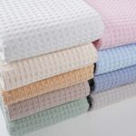 El cambiador bebé portatil de Hi Baby!, garantiza el confort del bebé y permite que su cambio en cualquier lugar sea rápido y práctico. Es fácilmente plegable mediante velcro y supone un artículo indispensable en cualquier desplazamiento o salida de casa. Muy cómodo y útil de llevar tanto en el bolso maternal como en la bolsa del cochecito del bebé, ya que en cualquier momento y lugar se puede requerir su utilización. El interior acolchado proporciona un confort extra al bebé, evitando posibles golpes o movimientos bruscos que se podrían producir al dejar al bebé sobre cualquier superficie dura y rígida. El interior está confeccionado con un tejido denominado muletón, el cual esta acolchado e impermeabilizado. Muy fácil de limpiar pasando una toallita húmeda por las zonas del tejido interior que se hayan podido manchar. Fabricado en 100% algodón waffle. Tejido impermeable muletón. Cierre con velcro. Tamaño: 60 x 40 x 1,5cm. Peso: 125grs Tamaño plegado: 20 x 13cm. Cambiador bebé portátil impermeable realizado a mano con certificación OEKO-TEX®. Recomendamos lavado en programa de agua fría y secado al aire. Excelente relación calidad-precio, este cambiador no puede faltar en cada salida.