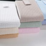 El cambiador bebé portatil de Hi Baby!, garantiza el confort del bebé y permite que su cambio en cualquier lugar sea rápido y práctico. Es fácilmente plegable mediante velcro y supone un artículo indispensable en cualquier desplazamiento o salida de casa. Muy cómodo y útil de llevar tanto en el bolso maternal como en la bolsa del cochecito del bebé, ya que en cualquier momento y lugar se puede requerir su utilización. El interior acolchado proporciona un confort extra al bebé, evitando posibles golpes o movimientos bruscos que se podrían producir al dejar al bebé sobre cualquier superficie dura y rígida. El interior está confeccionado con un tejido denominado muletón, el cual esta acolchado e impermeabilizado. Muy fácil de limpiar pasando una toallita húmeda por las zonas del tejido interior que se hayan podido manchar. Fabricado en 100% algodón waffle. Tejido impermeable muletón. Cierre con velcro. Tamaño: 60 x 40 x 1,5cm. Peso: 125grs Tamaño plegado: 20 x 13cm. Cambiador bebé portátil impermeable realizado a mano con certificación OEKO-TEX®. Recomendamos lavado en programa de agua fría y secado al aire. Excelente relación calidad-precio, este cambiador no puede faltar en cada salida.