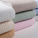 El cambiador bebé portatil de Hi Baby!, garantiza el confort del bebé y permite que su cambio en cualquier lugar sea rápido y práctico. Es fácilmente plegable mediante velcro y supone un artículo indispensable en cualquier desplazamiento o salida de casa. Muy cómodo y útil de llevar tanto en el bolso maternal como en la bolsa del cochecito del bebé, ya que en cualquier momento y lugar se puede requerir su utilización. El interior acolchado proporciona un confort extra al bebé, evitando posibles golpes o movimientos bruscos que se podrían producir al dejar al bebé sobre cualquier superficie dura y rígida. El interior está confeccionado con un tejido denominado muletón, el cual esta acolchado e impermeabilizado. Muy fácil de limpiar pasando una toallita húmeda por las zonas del tejido interior que se hayan podido manchar. Fabricado en 100% algodón waffle. Tejido impermeable muletón. Cierre con velcro. Tamaño: 60 x 40 x 1,5cm. Peso: 125grs Tamaño plegado: 20 x 13cm. Cambiador bebé portátil impermeable realizado a mano con certificación OEKO-TEX®. Recomendamos lavado en programa de agua fría y secado al aire. Excelente relación calidad-precio, este cambiador no puede faltar en cada salida.