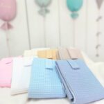 El cambiador bebé portatil de Hi Baby!, garantiza el confort del bebé y permite que su cambio en cualquier lugar sea rápido y práctico. Es fácilmente plegable mediante velcro y supone un artículo indispensable en cualquier desplazamiento o salida de casa. Muy cómodo y útil de llevar tanto en el bolso maternal como en la bolsa del cochecito del bebé, ya que en cualquier momento y lugar se puede requerir su utilización. El interior acolchado proporciona un confort extra al bebé, evitando posibles golpes o movimientos bruscos que se podrían producir al dejar al bebé sobre cualquier superficie dura y rígida. El interior está confeccionado con un tejido denominado muletón, el cual esta acolchado e impermeabilizado. Muy fácil de limpiar pasando una toallita húmeda por las zonas del tejido interior que se hayan podido manchar. Fabricado en 100% algodón waffle. Tejido impermeable muletón. Cierre con velcro. Tamaño: 60 x 40 x 1,5cm. Peso: 125grs Tamaño plegado: 20 x 13cm. Cambiador bebé portátil impermeable realizado a mano con certificación OEKO-TEX®. Recomendamos lavado en programa de agua fría y secado al aire. Excelente relación calidad-precio, este cambiador no puede faltar en cada salida.