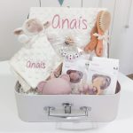 Canastilla bebé regalo recién nacido personalizada, el regalo ideal para la mamá y el bebé por su utilidad diaria y su exclusividad, no hay dos iguales. Tú ilimitada imaginación convertida en una gran muestra de cariño!