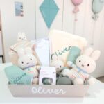 Canastilla Sunny the big compuesta por : Peluche Sunny Sunny te está esperando para acurrucarte y abrazarte es increíblemente suave y tiene el tamaño perfecto para llevarla a donde quiera que vayas. El peluche está hecho de suave plumé y pana estampada y mide 25 cm de altura, vestido con Sunny Vintage, un diseño de Little Dutch, que le da un toque romántico al look. Un conejito icónico del que ninguna guardería puede prescindir. Sunny musical Tira de la cuerda y Sunny empezará a sonar. Este lindo peluche músical te reproducirá una canción para ayudarte a calmarte, relajarte y conciliar el sueño. El conejito icónico está vestido con Sunny Vintage y se verá impresionante en la habitación del bebé. Fácil de colocar en el parque, la cuna o la cómoda. Medidas : 15 x 23 x 8cm El sonajero en forma de anillo está decorado en Sunny vintage de Little Dutch y está diseñado para que las manos pequeñas lo agarren fácilmente. Hay etiquetas pequeñas para explorar y un simpático miffy en la parte superior para jugar. Doudou Miffy Vintage sunny de Little Dutch 30cm x 30cm, dispone de etiquetas para potenciar la sensibilidad del bebé, con este dulce doudou para abrazar, siempre tendrás a tu suave miffy contigo para consolarte. En la cama para acurrucarse, en el cochectito y en el parque para explorar las diversas etiquetas y jugar con miffy. El doudou de peluche viene en el diseño Sunny Vintage de Little Dutch con un interior suave y tierno. En poco tiempo, tu pequeño será inseparable con este paño de miffy. Manta de coralina lisa polar extrasuave, ligera, muy comoda y calentita. Personalizable. Medidas 70cm x 100cm. Gramaje : 260gr/m² Color blanco roto Bandana de piqué waffle y algodón, realizado a mano con cierre de velcro muy cómodo para su ajuste y seguro a la vez, el algodón waffle es una tela muy suave,manejable y cómoda, tremendamente esponjosa adquiere su nombre por los cuadraditos en relieve, que hacen la forma de un gofre o bien